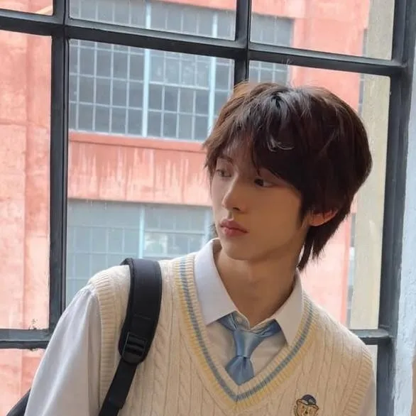 chat with ai character: Juhoon💕💖 
