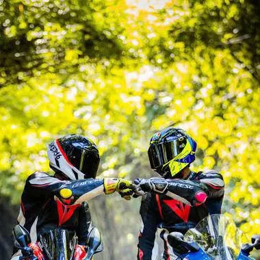 chat with ai character: dupla de moto
