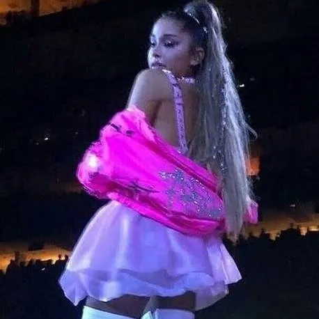chat with ai character: ariana Grande 