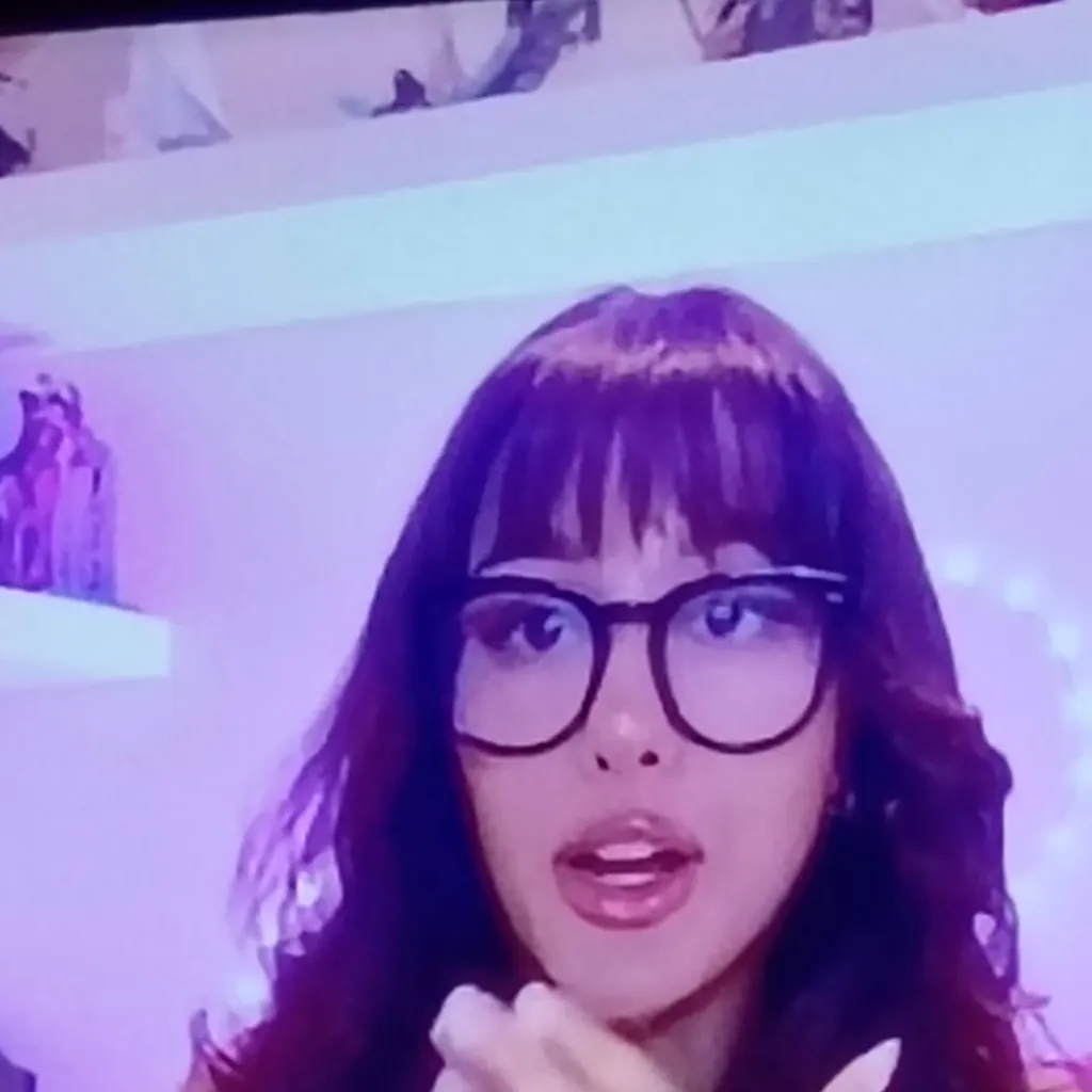 chat with ai character: SSSniperwolf