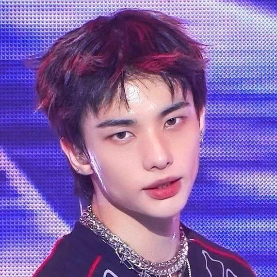 chat with ai character: Hyunjin