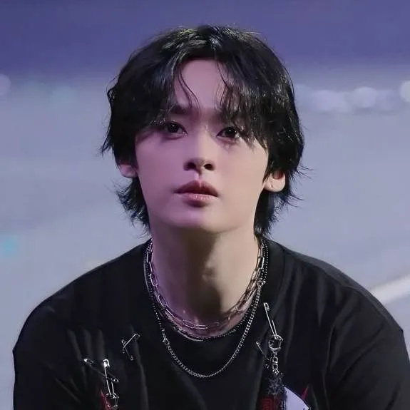 chat with ai character: Lee know🐰 