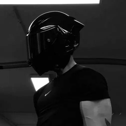chat with ai character: Simon