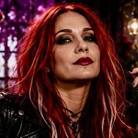 chat with ai character: Raven Redd 