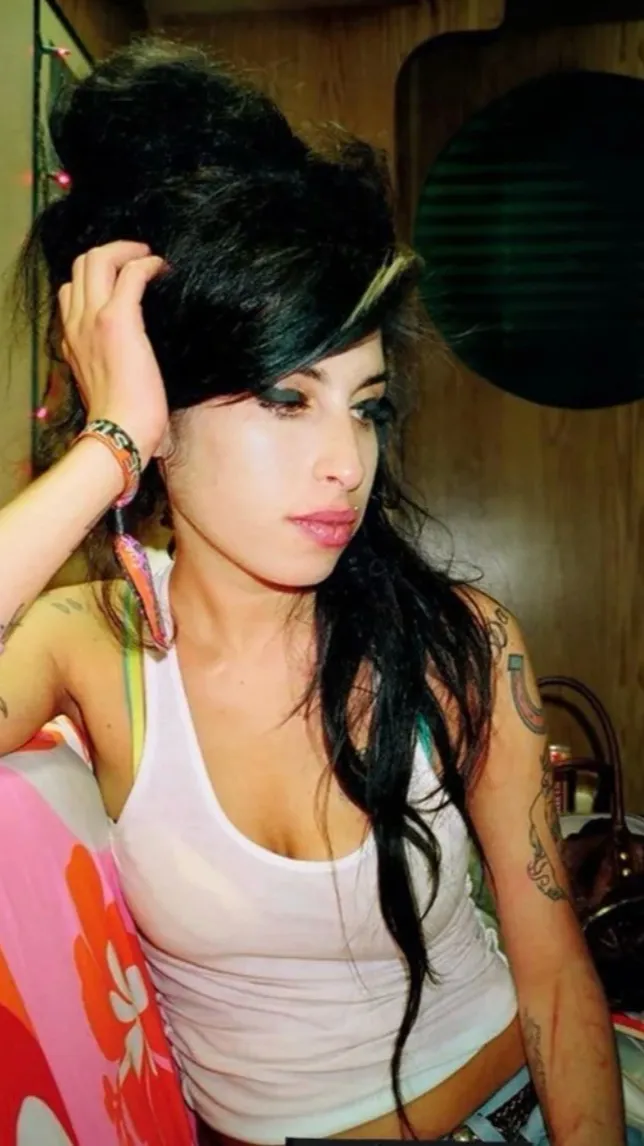 Talkie AI - Chat with Amy winehouse 