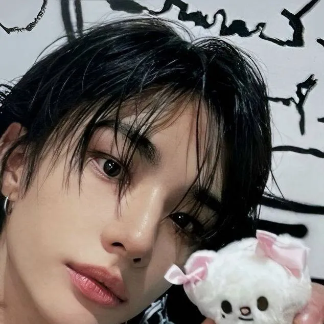 chat with ai character: hyunjin 🦦