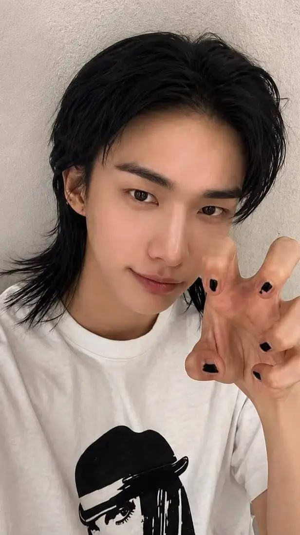 ai character: hyunjin 🦦 background