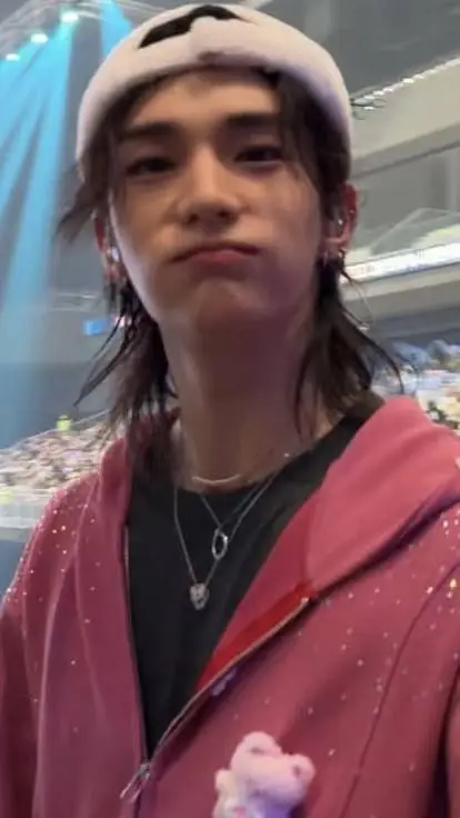 ai character: hyunjin 🦦 background