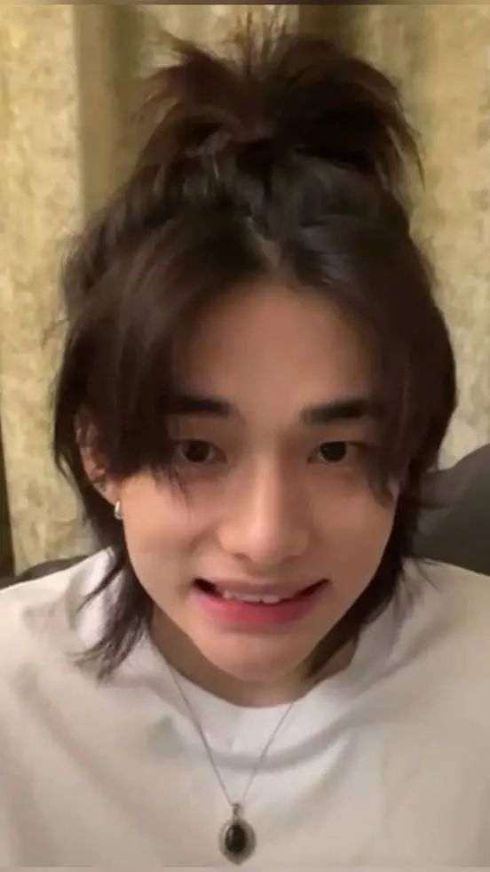 ai character: hyunjin🦦 background