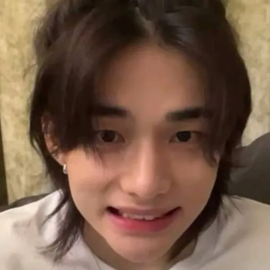 chat with ai character: hyunjin🦦