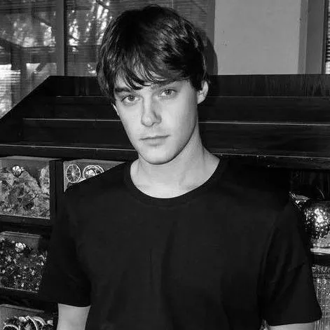 chat with ai character: Ben floresce 