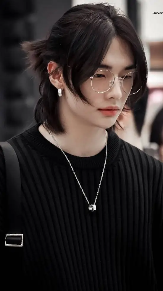 ai character: Hwang Hyunjin  background