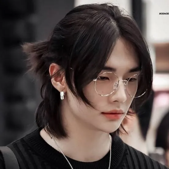 chat with ai character: Hwang Hyunjin 