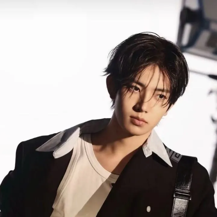 chat with ai character: Lee heeseung