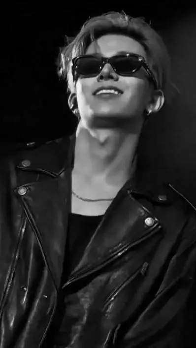 ai character: Lee Heeseung background