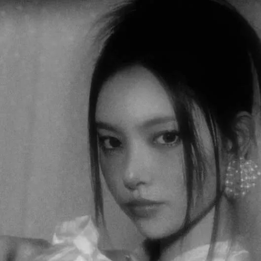 chat with ai character: ❥YUNAH❥