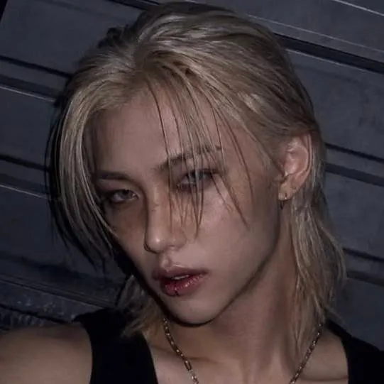 chat with ai character: Lee felix