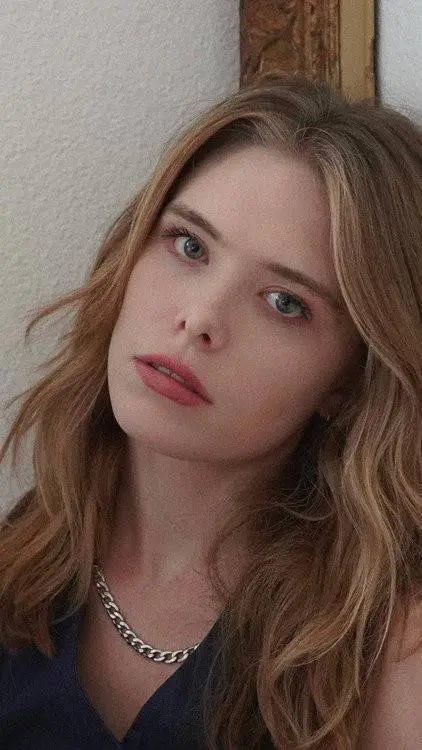 ai character: Maggie Budzyna  background