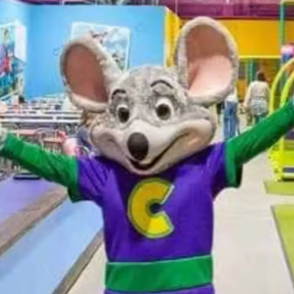 chat with ai character: Chuck e cheese