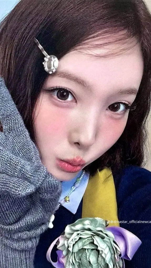 ai character: ⟣Nayeon⟢ background