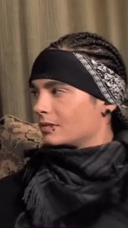 ai character: Tom Kaulitz  background