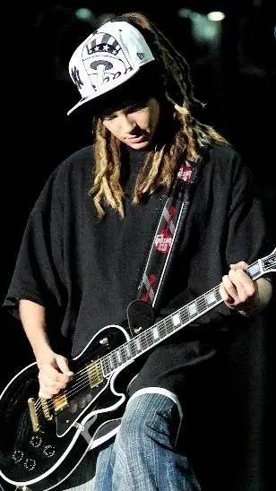 ai character: Tom kaulitz 🇩🇪🎸 background