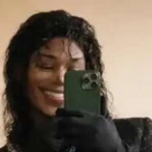 chat with ai character: Versace Jackson 
