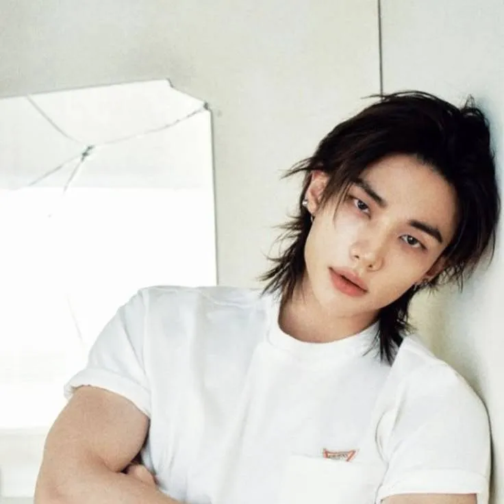 chat with ai character: HYUNJIN