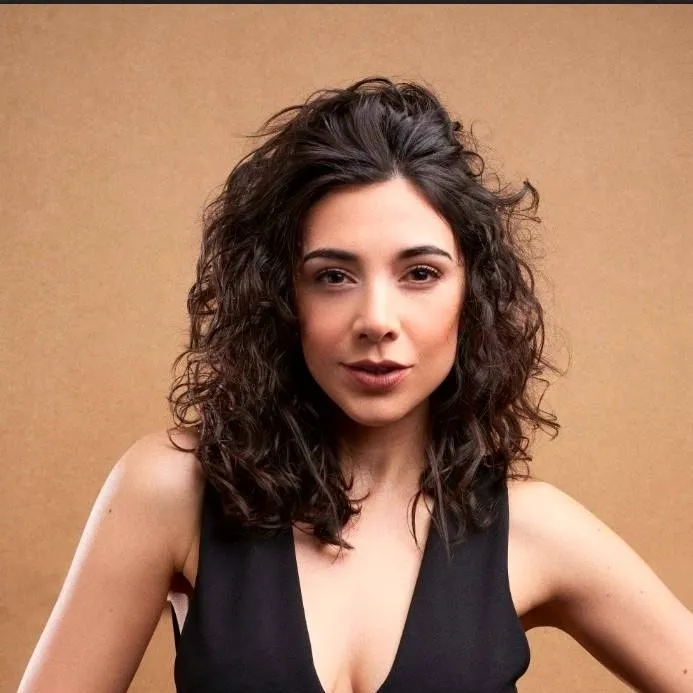 chat with ai character: Estefany Escobar 2