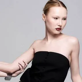 chat with ai character: Evelina 