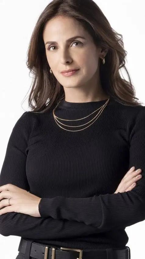 ai character: Marcela Pons  background