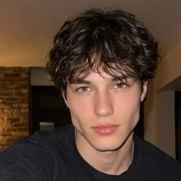 chat with ai character: Dylan