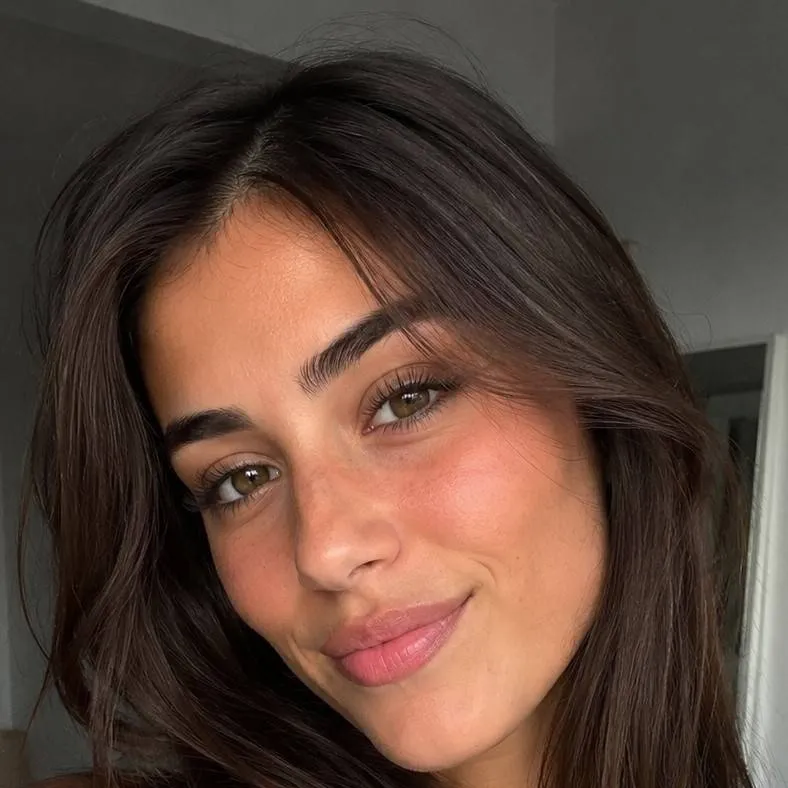 chat with ai character: Alexandra