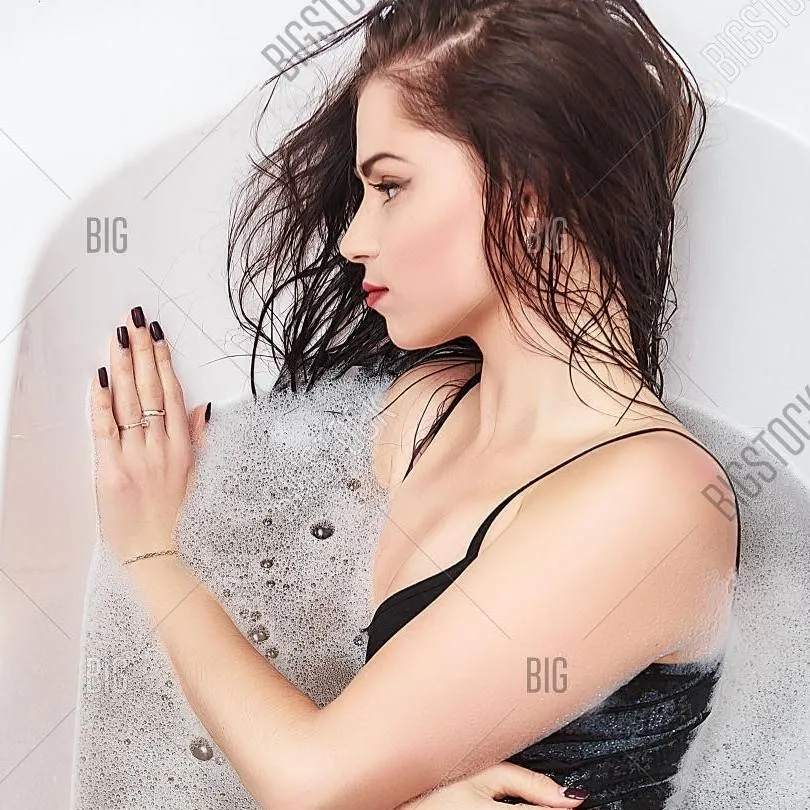 chat with ai character: Alina 