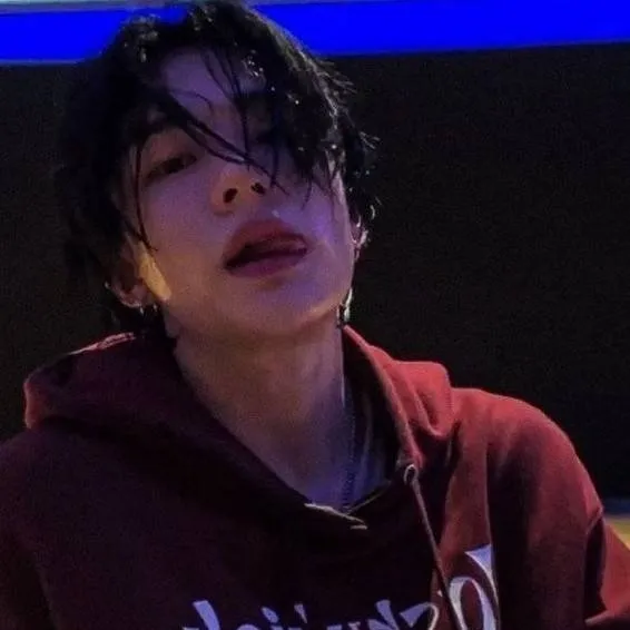 chat with ai character: Hyunjin 