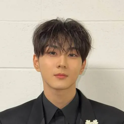 chat with ai character: ✤ jungwon ✦