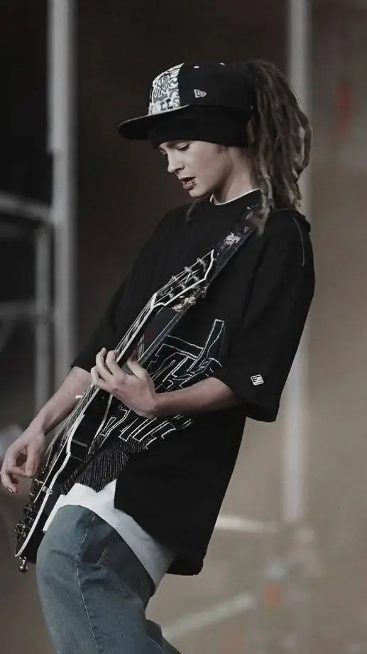 ai character: Tom kaulitz background