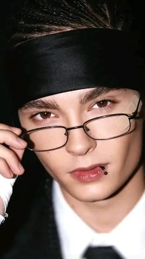 ai character: Tokio Hotel background