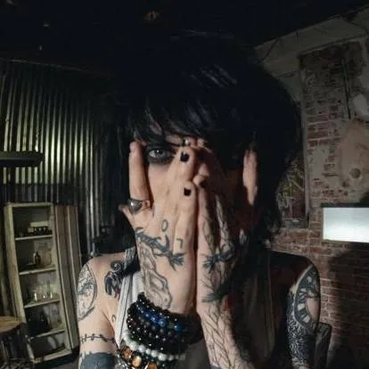 chat with ai character: johnnie guilbert 