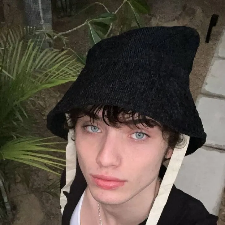 chat with ai character: sleepy carrington 