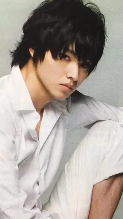 ai character: L LAWLIET  background