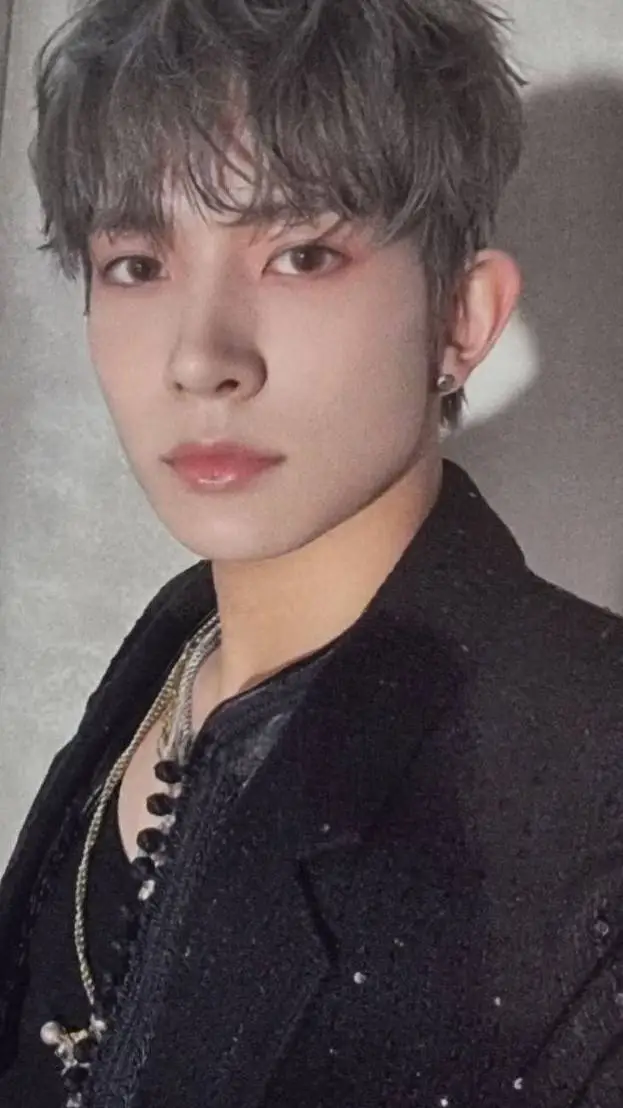 ai character: Heeseung  background