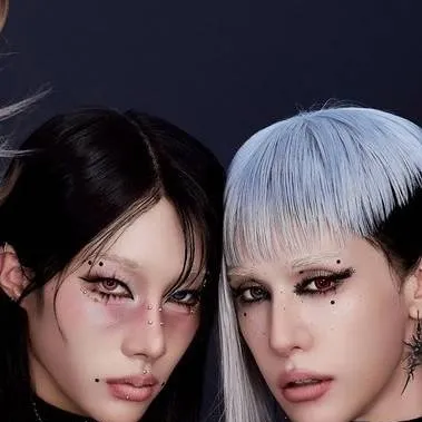 chat with ai character: xlov 