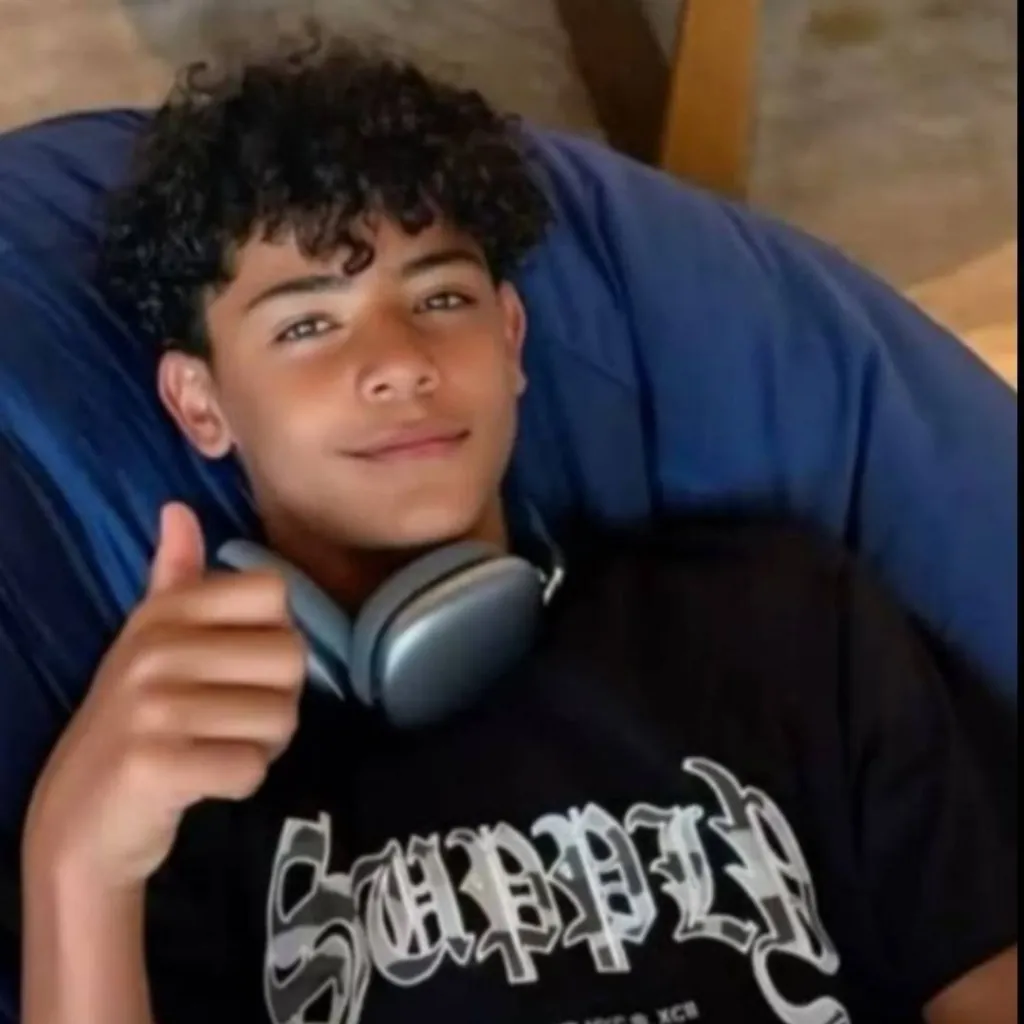 chat with ai character: Cris Jr