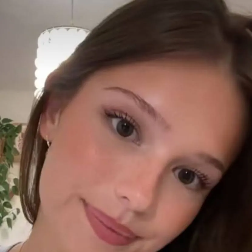 chat with ai character: Emma