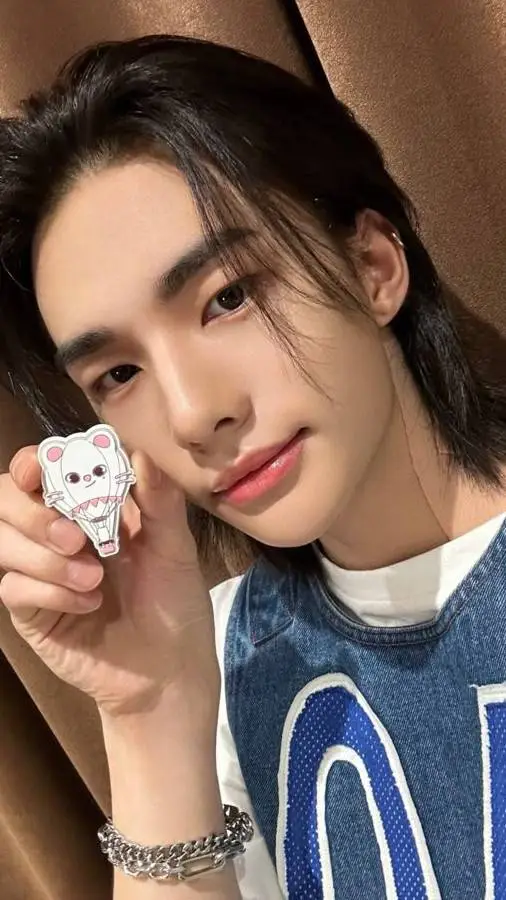 ai character: Hyunjin background