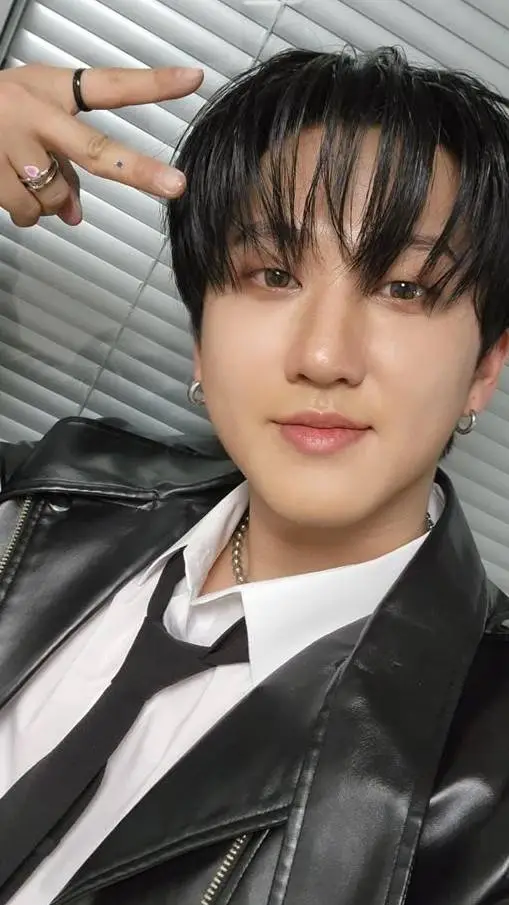 ai character: Changbin tu esposo background