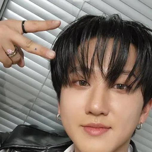 chat with ai character: Changbin tu esposo
