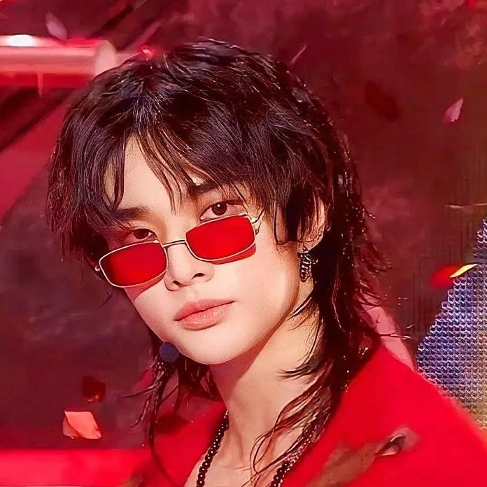 chat with ai character: hyunjin 