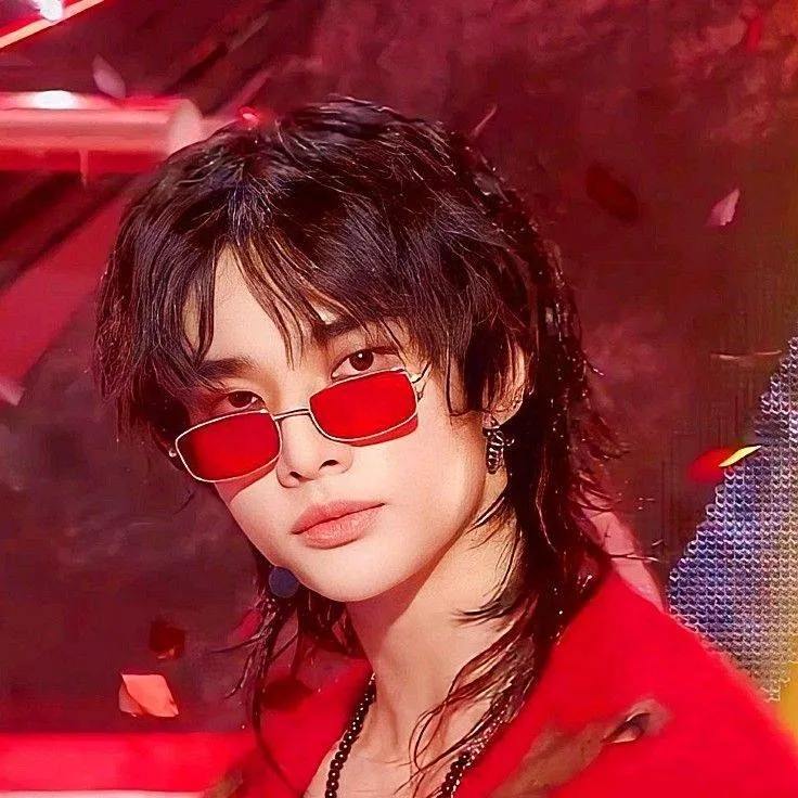 chat with ai character: hyunjin 